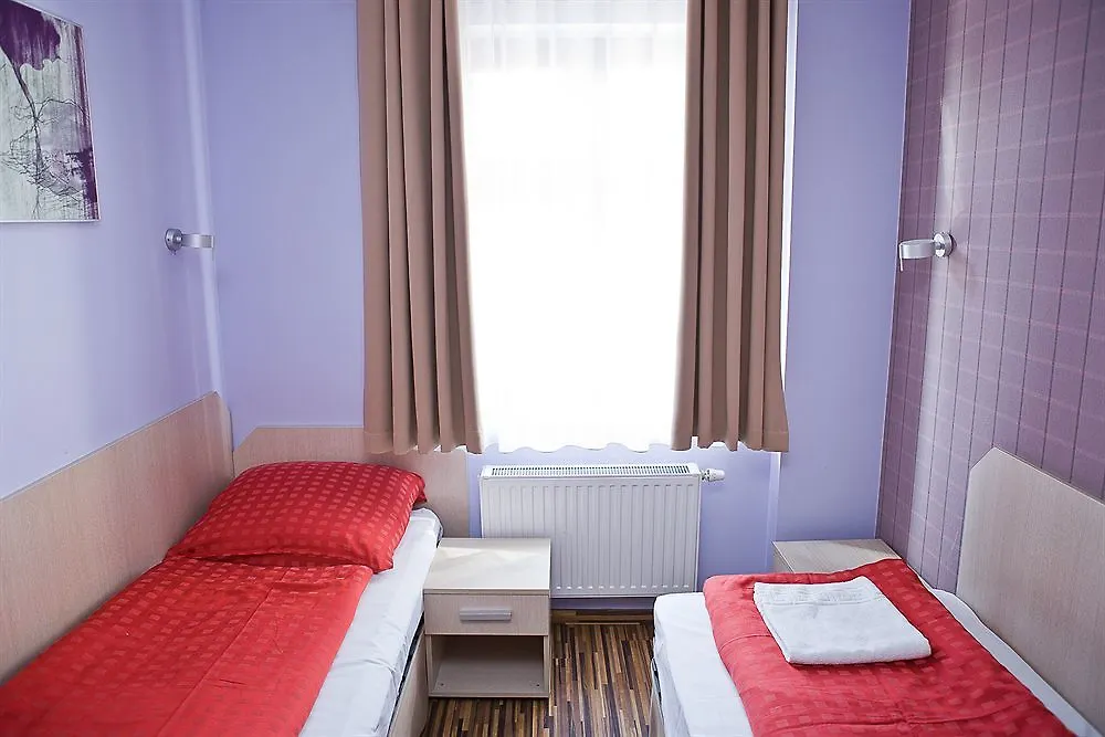 Bed and Breakfast Great Polonia Dwarf Breslavia 2*,  Polonia